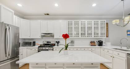 City Center, River North Condo HUGE 3BR, Patio, Parking(2x)