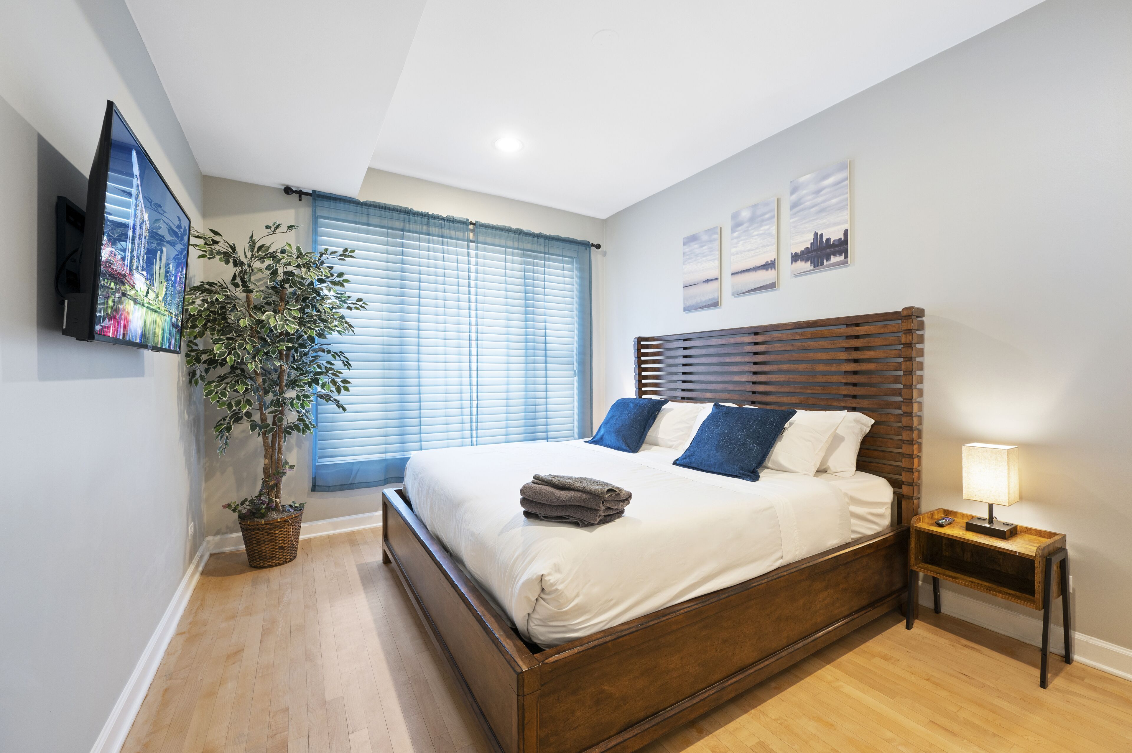 3 habitaciones, tabla de planchar con plancha y cuna de viaje 