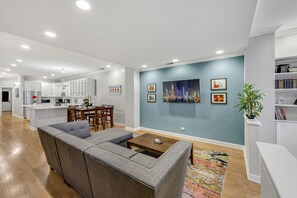 Smart TV, books, stereo - City Center, River North Condo HUGE 3BR, Patio, Parking(2x) (Chicago)