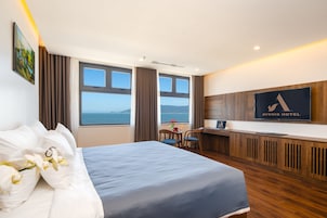 Habitación, vistas al mar (Suite) | Minibar, caja fuerte, escritorio y espacio para trabajar con un portátil
