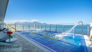 室外游泳池，日光浴躺椅