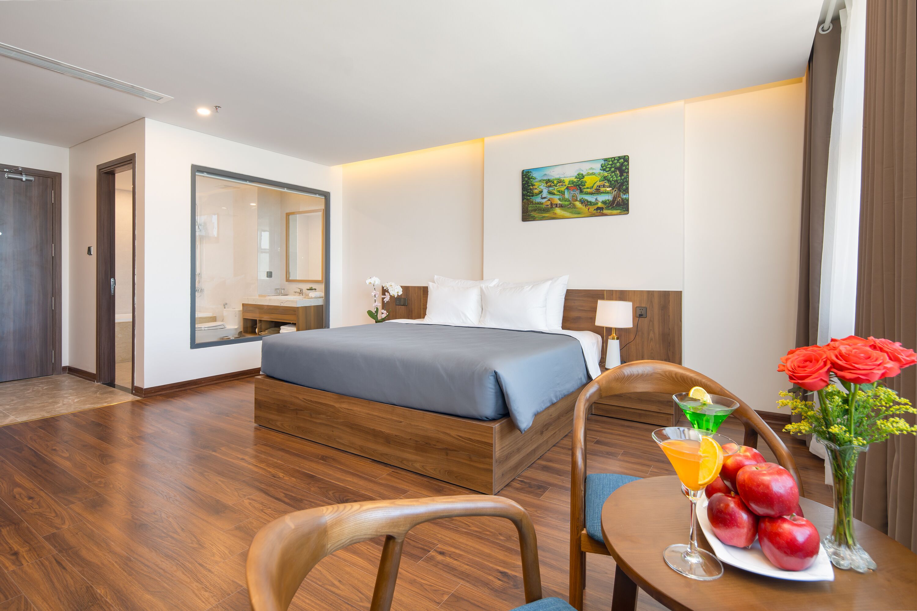 Rom, havutsikt (Suite) | Minibar, safe på rommet, skrivebord og skrivebord for bærbar PC