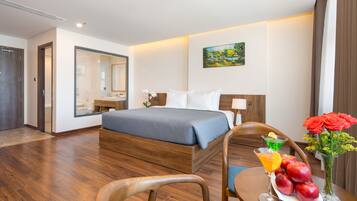 Rom, havutsikt (Suite) | Minibar, safe på rommet, skrivebord og skrivebord for bærbar PC