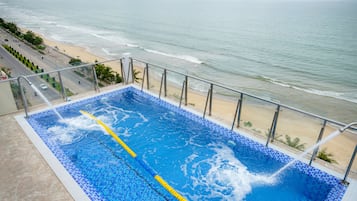 Hồ bơi ngoài trời, ghế dài tắm nắng