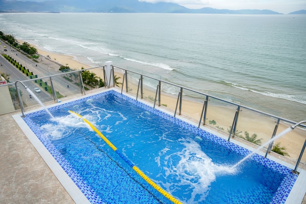 Una piscina al aire libre, sillones reclinables de piscina