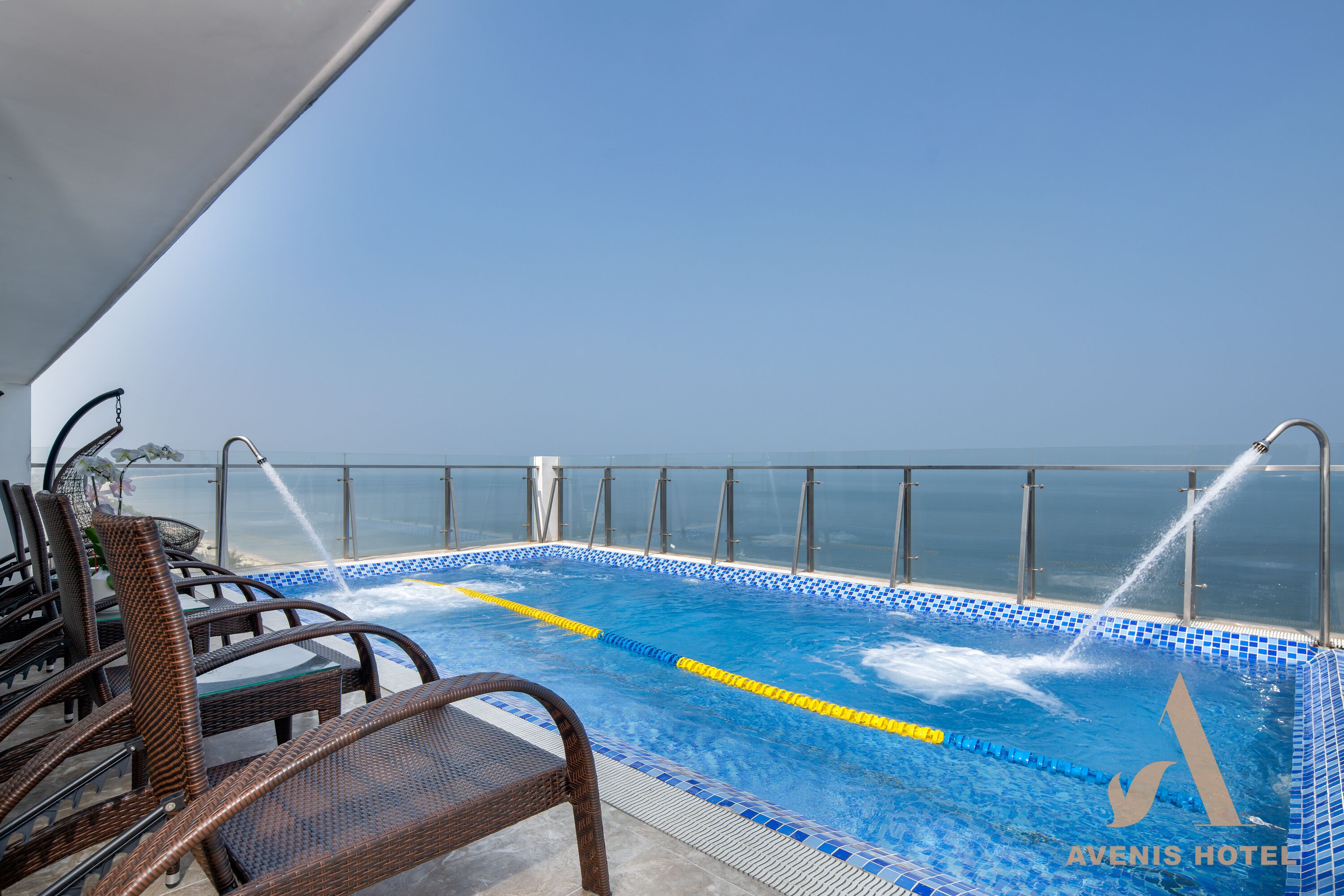 Utendørsbasseng og solsenger