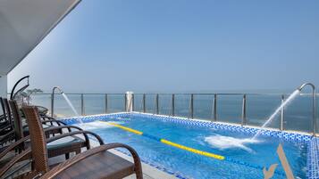 Utendørsbasseng og solsenger