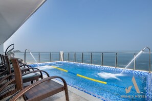 Utendørsbasseng og solsenger