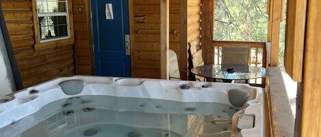 Banyera d'hidromassatge coberta