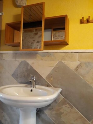 Ducha y bañera combinadas y artículos de higiene personal gratuitos