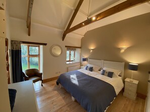 4 bedrooms, desk, iron/ironing board, Internet