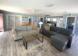 TV connectée, lecteur de DVD, livres, vidéothèque