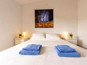 6 bedrooms, iron/ironing board, free internet