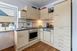 Køleskab, mikrobølgeovn, ovn, kogeplade