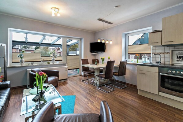 Frigorífico, microondas, horno y placa de cocina