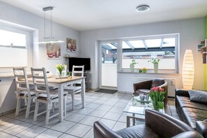 Televisión, chimenea, reproductor de DVD, estéreo