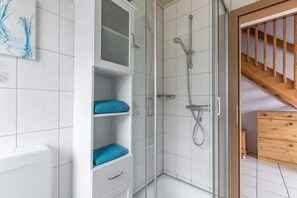 Dusche, Haartrockner, Handtücher