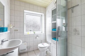 Douche, sèche-cheveux, serviettes fournies