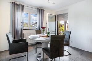 Dining - Modern Vacation Apartment "Schmuckstückchen" with Mountain View & Wi-Fi (Hilzingen)