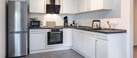 Frigorifero, microonde, forno, piano cottura