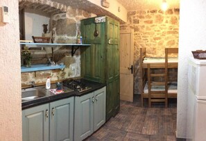 Kühlschrank, Ofen, Herdplatte, Wasserkocher mit Kaffee-/Teezubehör