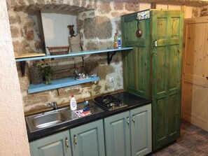 Réfrigérateur, un four, surface de cuisson, cafetière-théière