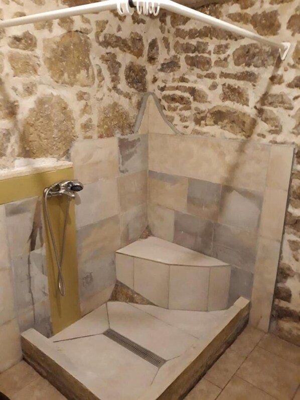 Baignoire, sĂšche-cheveux, serviettes fournies