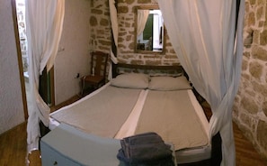 2 bedrooms, internet, bed sheets