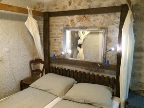 2 bedrooms, internet, bed sheets