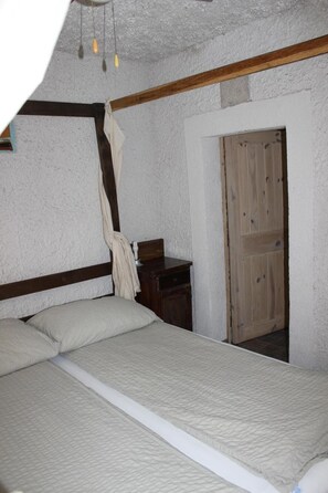 2 bedrooms, internet, bed sheets