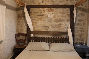 2 bedrooms, internet, bed sheets