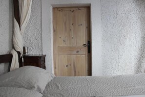 2 bedrooms, internet, bed sheets