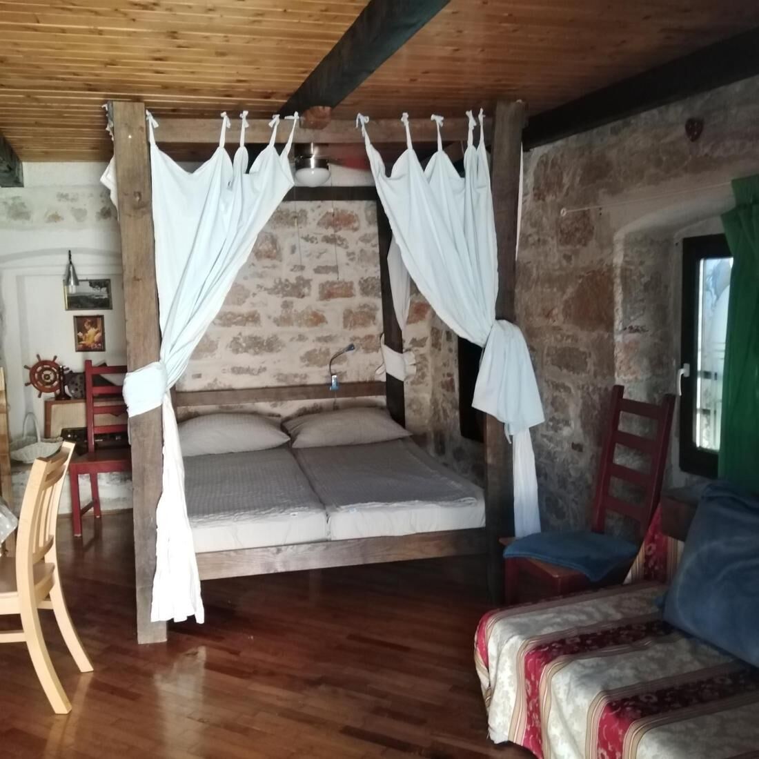 2 bedrooms, internet, bed sheets