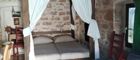 2 bedrooms, internet, bed sheets