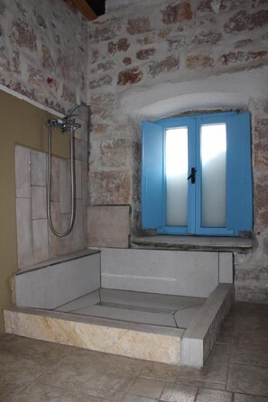 Badewanne, Haartrockner, Handtücher