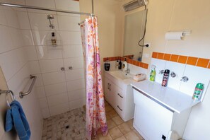 Douche, séchoir à cheveux, serviettes fournies, savon