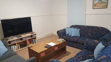 Smart-TV, DVD-spiller og bøker