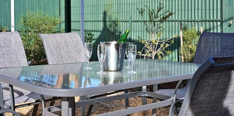 Outdoor dining. Hawker Bed and Breakfast