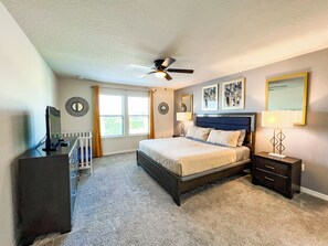 5 bedrooms, iron/ironing board, travel crib, WiFi - Contemporary Design Cozy Vacation Home (Kissimmee)