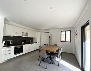 Kylskåp, mikrovågsugn, ugn och spishäll