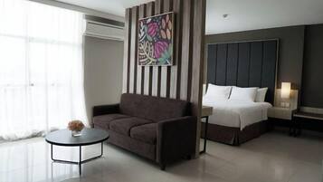 1 dormitorio y tabla de planchar con plancha