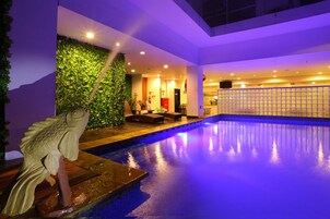 Una piscina al aire libre