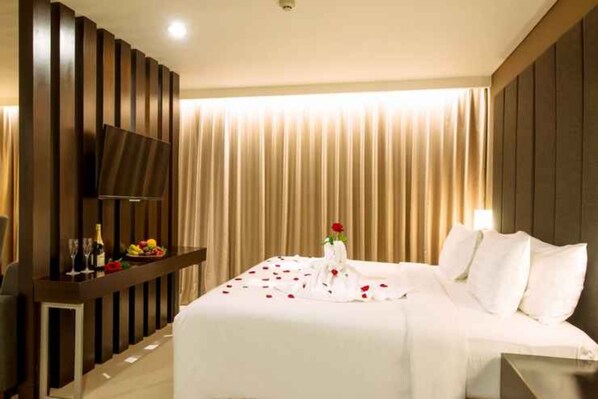 Iron/ironing board - Maestro Hotel Pontianak (Pontianak)