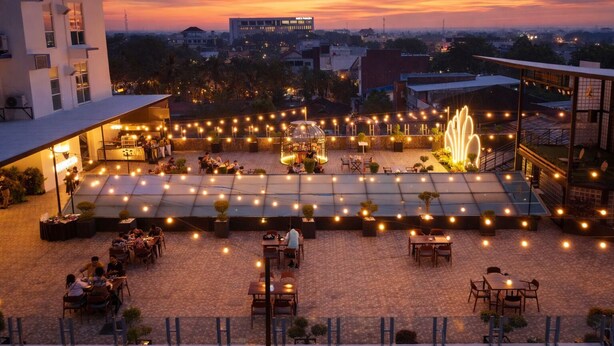 Outdoor dining - Maestro Hotel Pontianak (Pontianak)
