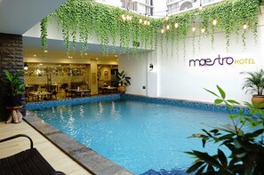 Outdoor pool - Maestro Hotel Pontianak (Pontianak)