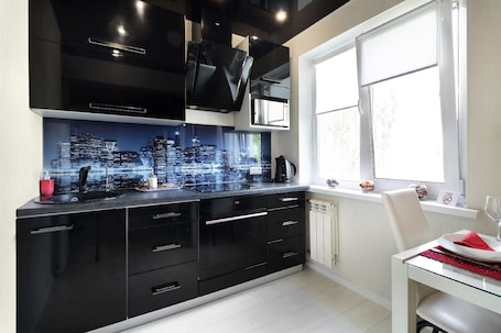 Refrigerador con freezer, microondas, horno, placa de cocina