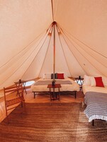 Cubrecamas, decoración personalizada, muebles diferentes y ropa de cama 