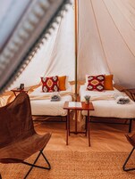 Cubrecamas, decoración personalizada, muebles diferentes y ropa de cama 