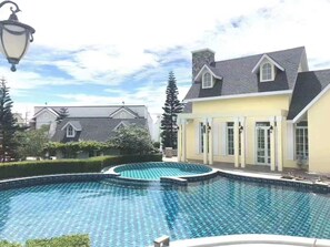 Outdoor pool - Bristol Park by 3 Angels (Pattaya)