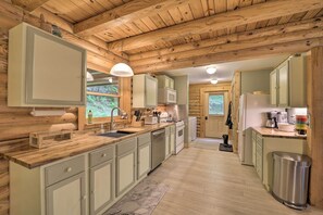 Fridge, microwave, stovetop, dishwasher - 2 Decks & Fire Pit: Scenic Beech Mountain Retreat! (Beech Mountain)